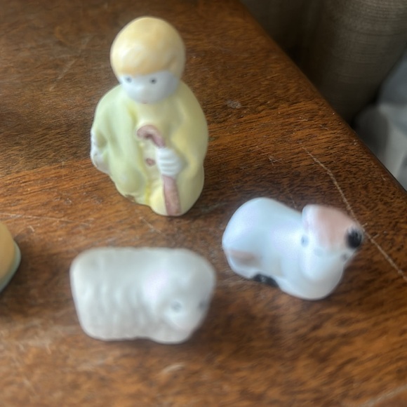 Vintage Miniature porcelain Nativity set - Picture 4 of 4